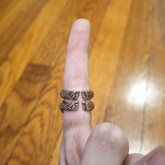 🐵 Monkey Hug Ring - Picture 3 of 4